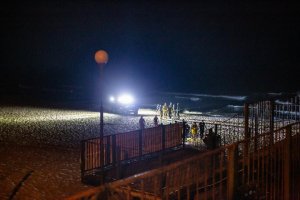 plaża nocą, straż pożarna i policja