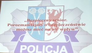 Na zdjęciu widoczny jest pierwszy slajd z prezentacji wyświetlonej podczas debaty ewaluacyjnej. W tle widoczne jest znak kamieńskiej Policji. Na pierwszym palnie widoczny jest tytuł debaty (w kolorze czerwonym).