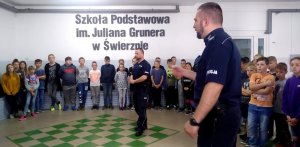 Policjanci podczas spotkań profilaktycznych z mieszkańcami powiatu kamieńskiego