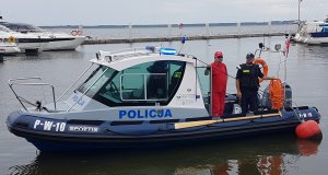 Na zdjęciu widoczna jest nowa łódź służbowa Komendy Powiatowej Policji w Kamieniu Pomorskim. Na łodzi asp. szt. Ryszard Ciślak wraz z pracownikiem WOPR