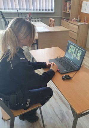 policjantka siedząca przed komputerem